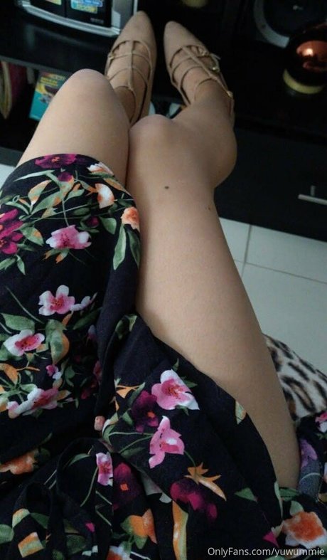 Yuwummie pornographic model pic