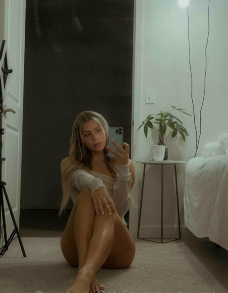 Tavia Sky free star image