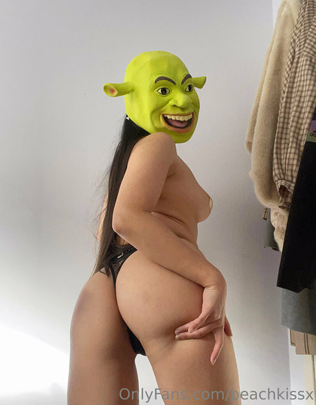 Peachkissx model nude pics