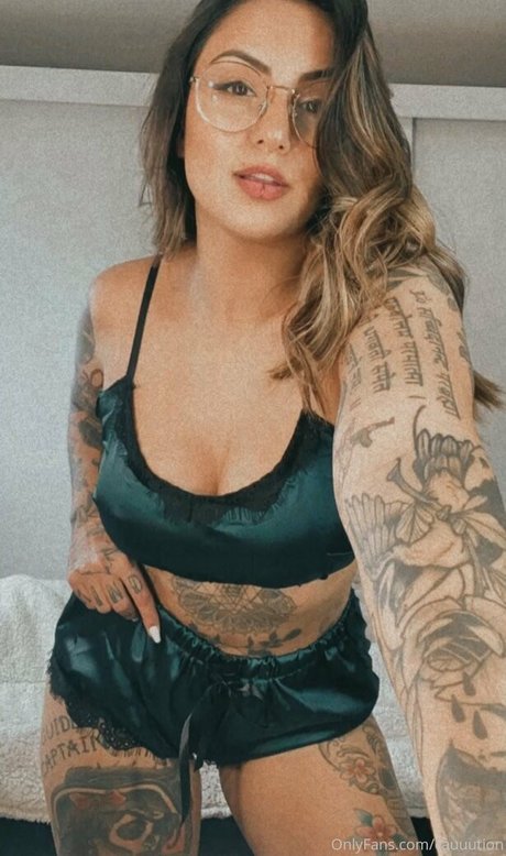 Cauuution model hd pics