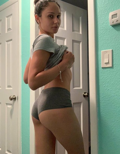 arianamarie model hd img