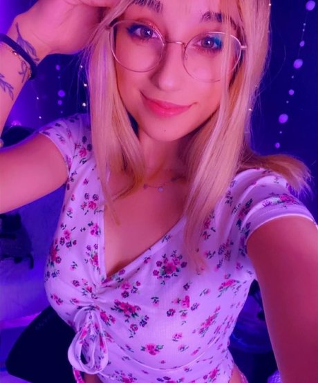 Maya ASMR star hd images