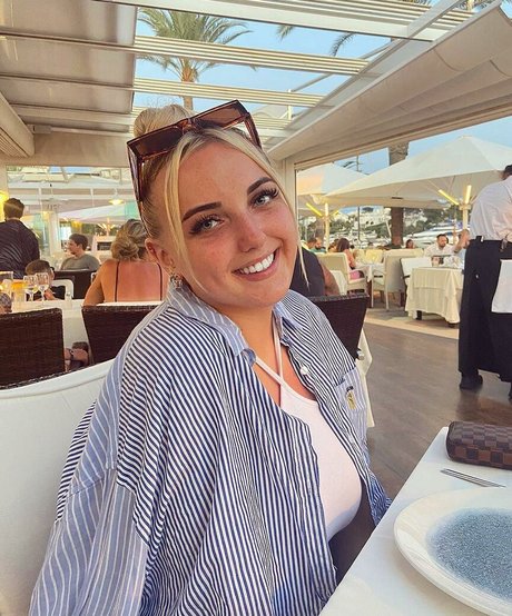 Olivia D sexy actress img