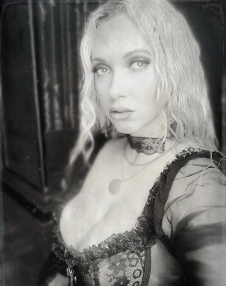 Undressjess xxx model photo