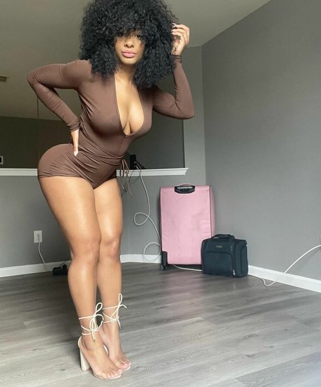 ashaughnfitness erotic model pic