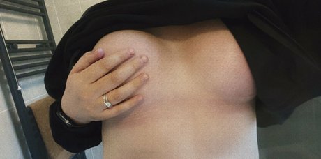 madixmcc star erotic photo