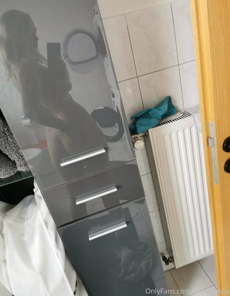 aimufreelia model pornographic pic