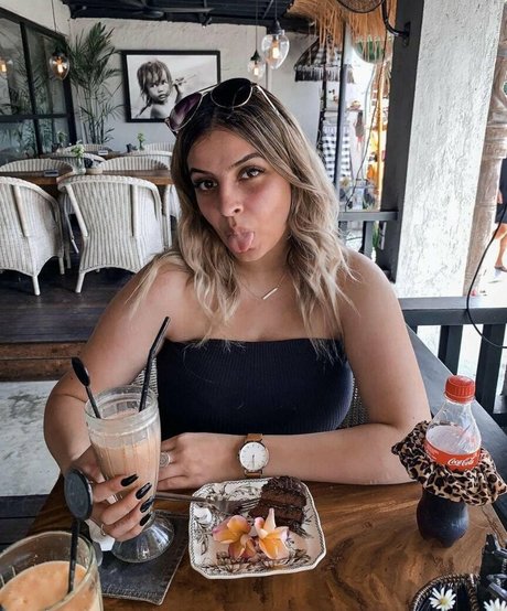 Chloe C naked model photos