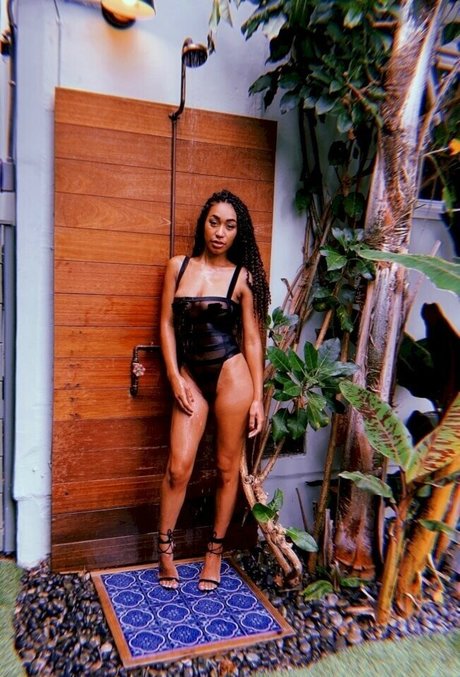 Nia Simone model free pictures