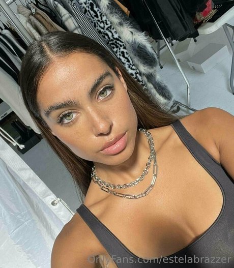 estelabrazzer model top photo