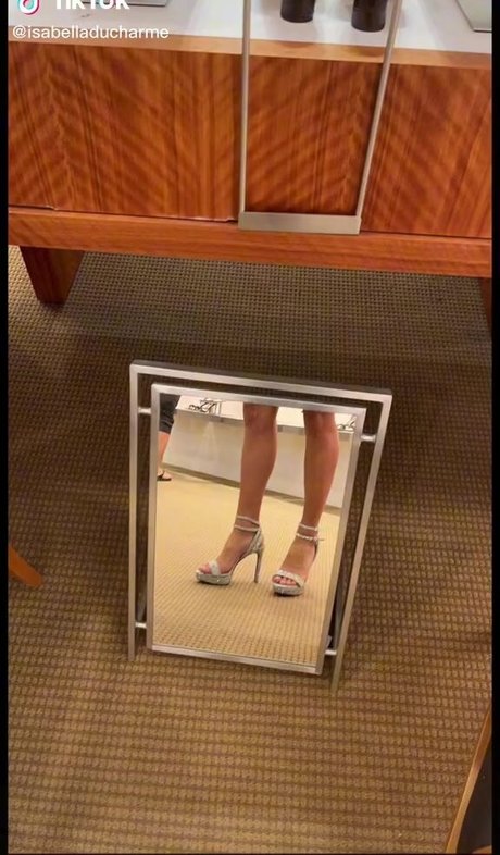 Isabella DuCharme naked star pic