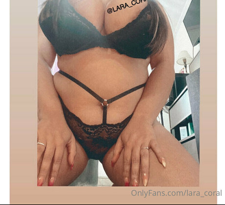 lara coral hot model picture