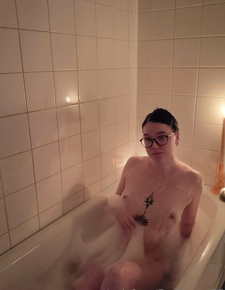 embunnyof adult model pic
