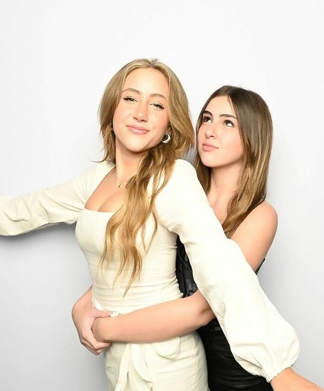 Ava Kolker star naked pics