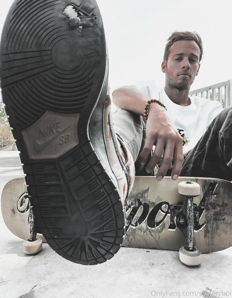 skaterrboi beautiful model pic