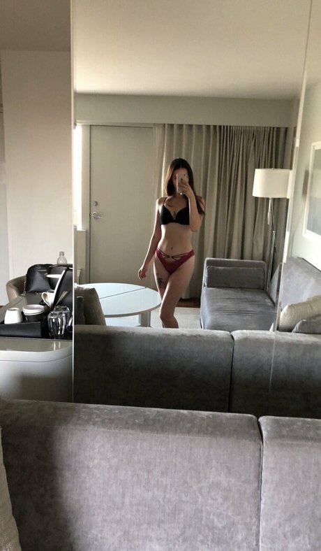 megariley model top images