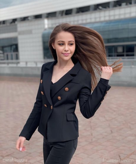 ImSarahisizzu naked actress pics