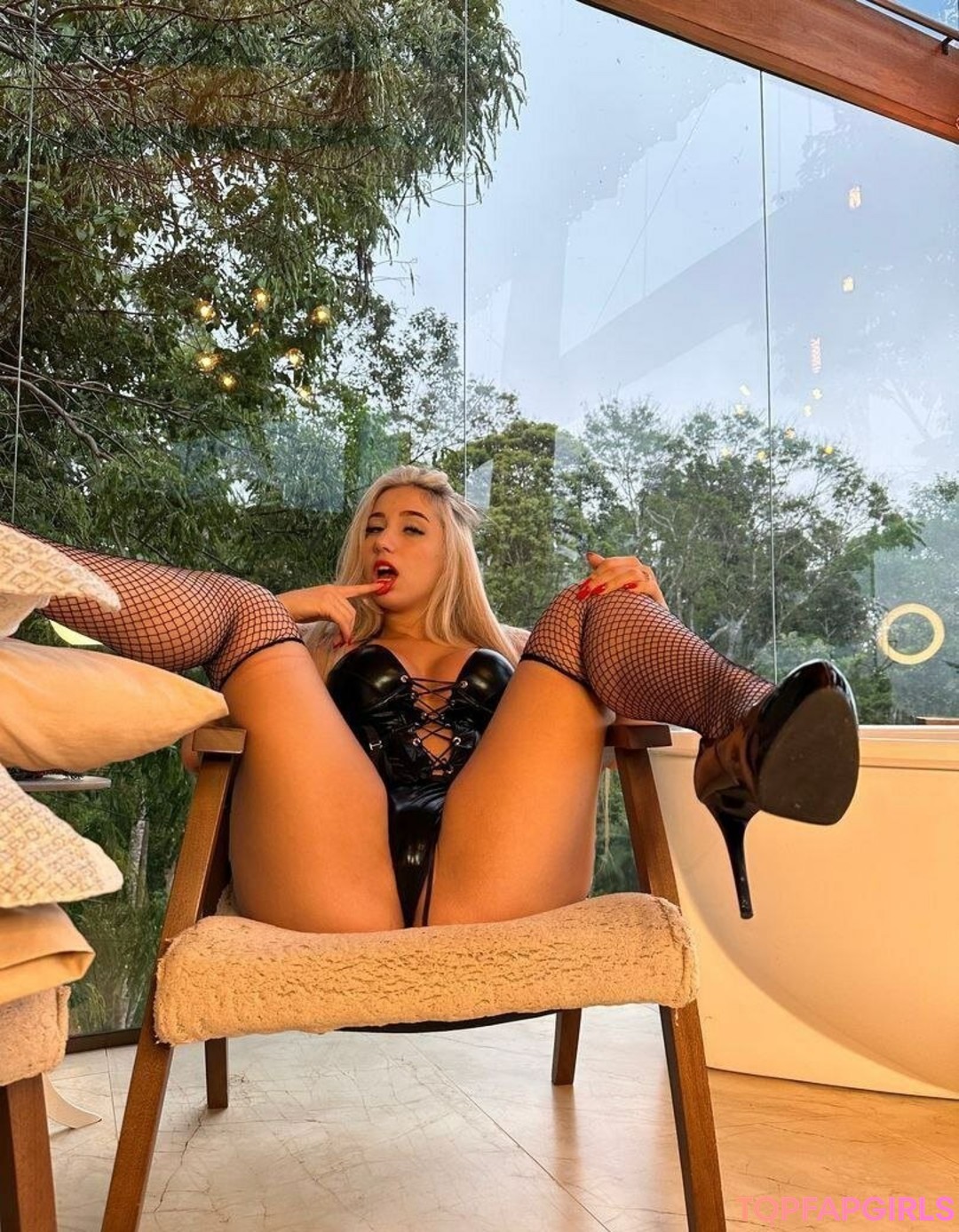 Isadora Vale Dezoitou art actress gallery