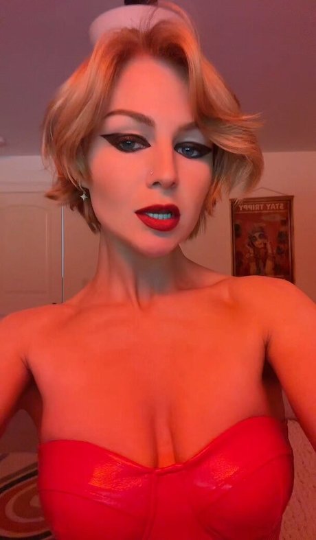 KallMeKris model naked picture