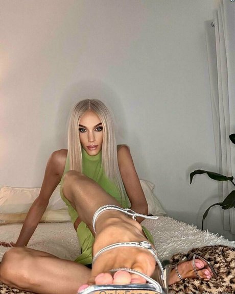 aparisi ts nudes star pictures