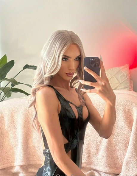 aparisi ts star nude photo