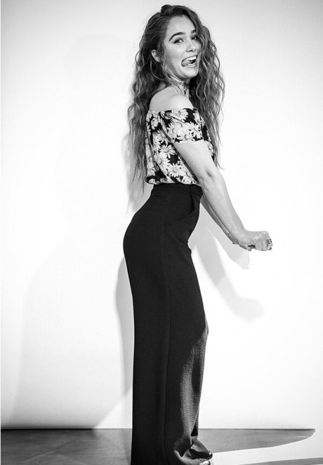 Haley Lu Richardson art star photo