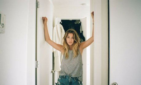 Lindsey Kevitch art model photo