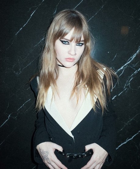 Victoria De Angelis hd star gallery