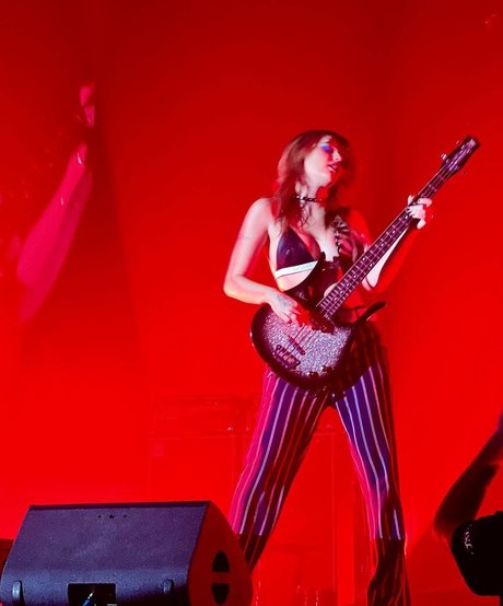 Victoria De Angelis sexy star images