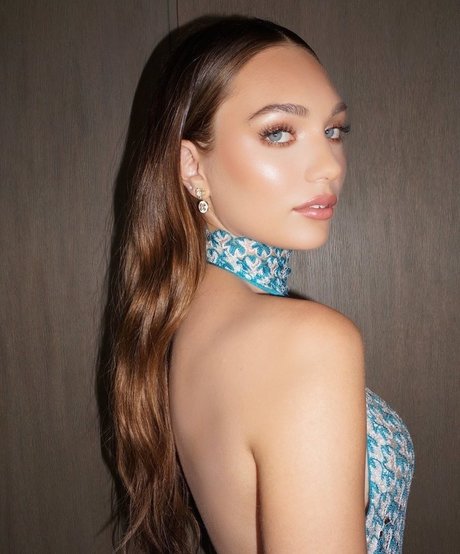 Maddie Ziegler model art archive