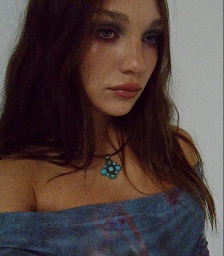 Maddie Ziegler model high quality image