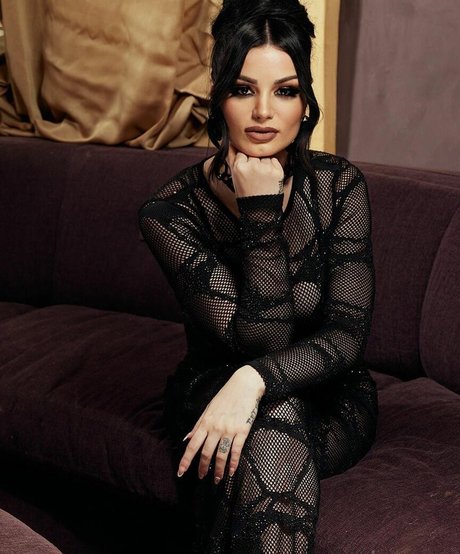 Saraya Bevis nude model archive