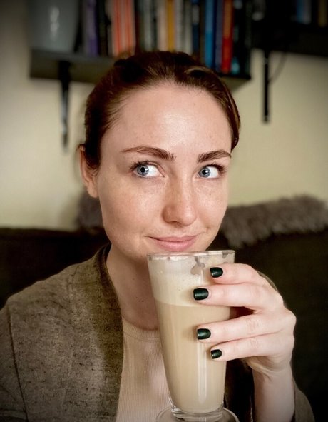 WhisperAudios ASMR hot star img