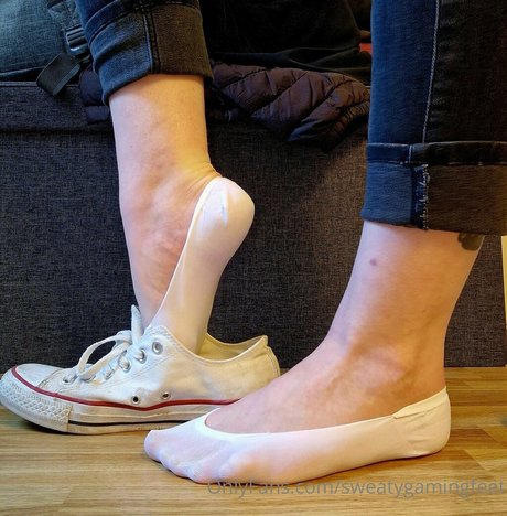 sweatygamingfeet erotic model images
