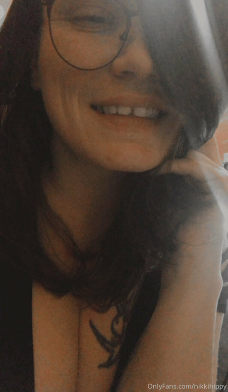 nikkihippy model nude picture