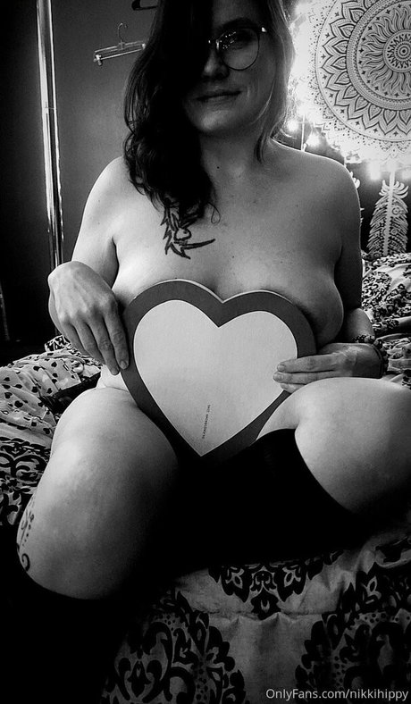 nikkihippy naked model gallery