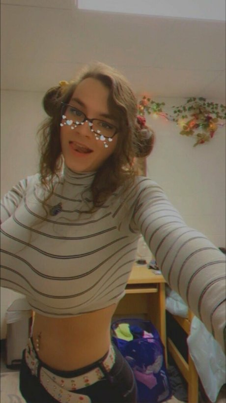 kylieaegis naked star img