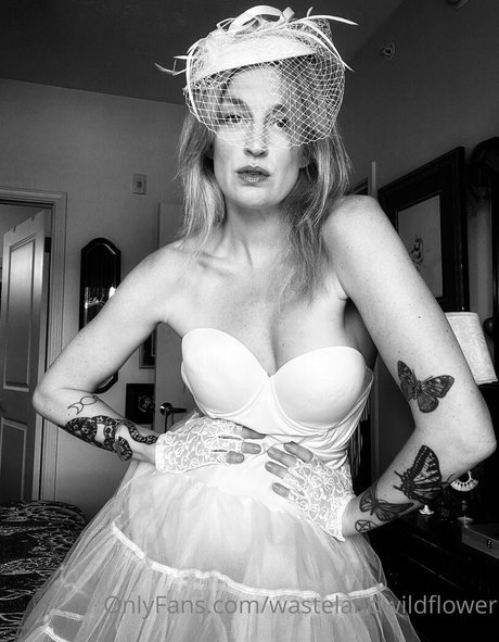 wastelandwildflower star naked image