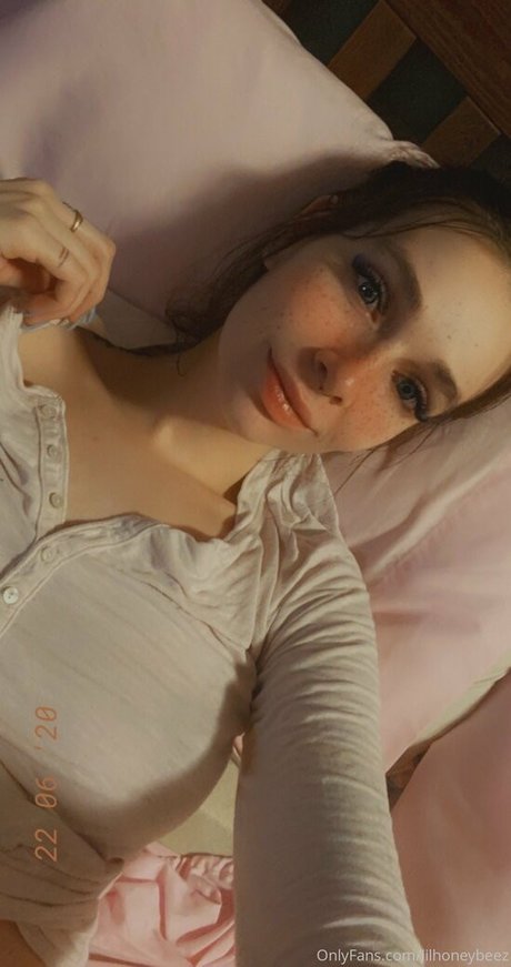 lilhoneybeez model nude photo