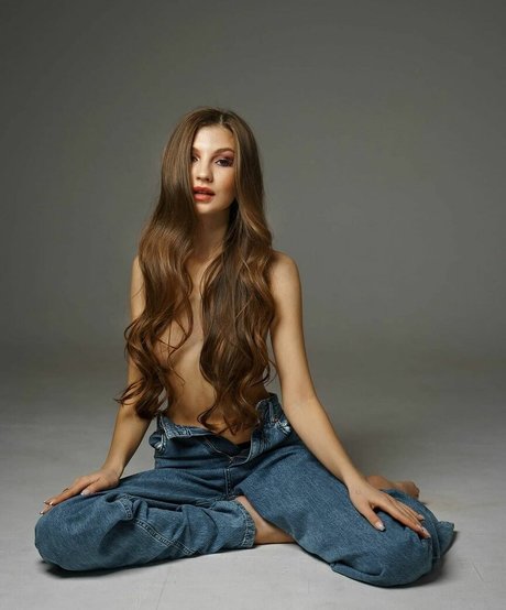 avdotka naked star img