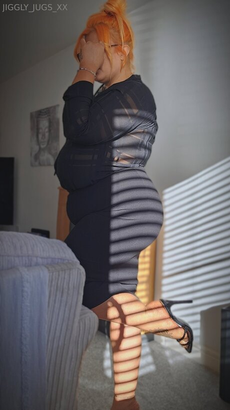 jiggly jugs xx model naked pictures