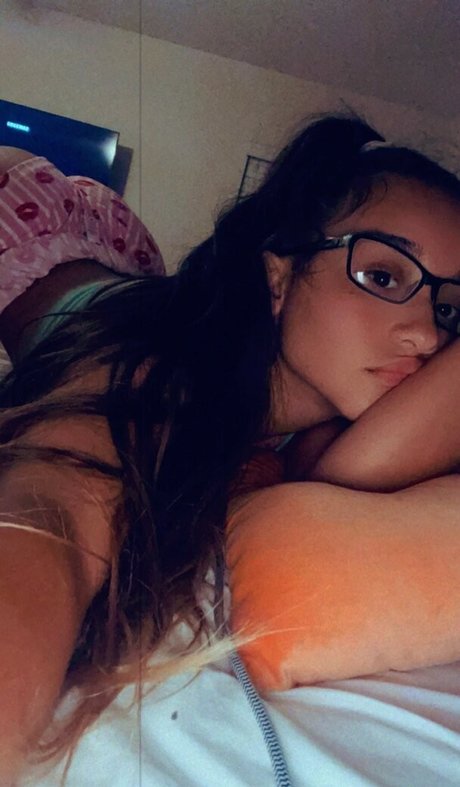 Alahna Ly pretty star img