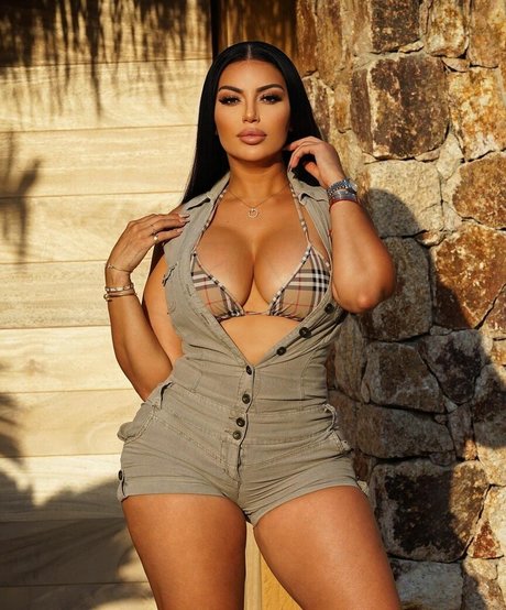 lareinasworld model adult pic