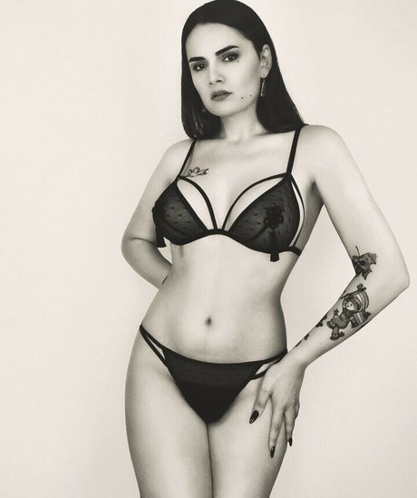 Laura Badler model erotic image