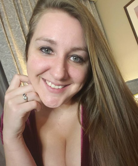 Caityy Cakesss pretty model image