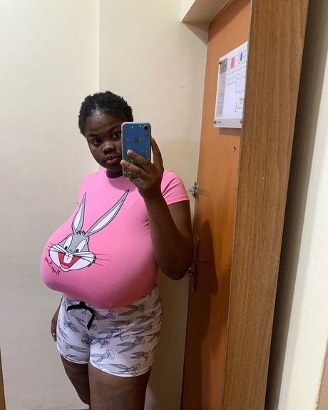 Chioma lovv free model picture