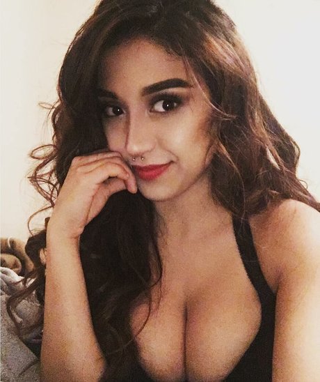 Alexandra Nicole adult model picture