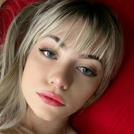 Cmeell beautiful model pic