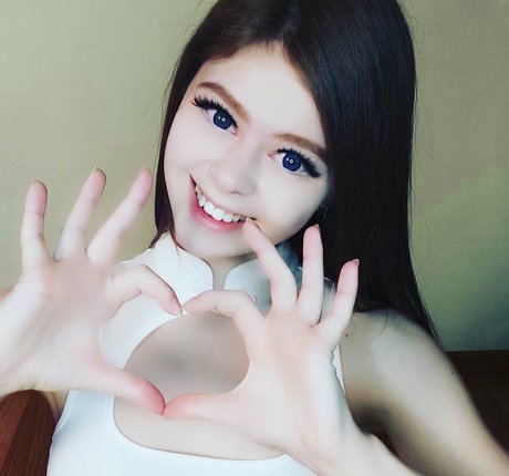 Sophia Wonder model top gallery