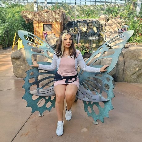 Mina Sin naked pornstar pictures